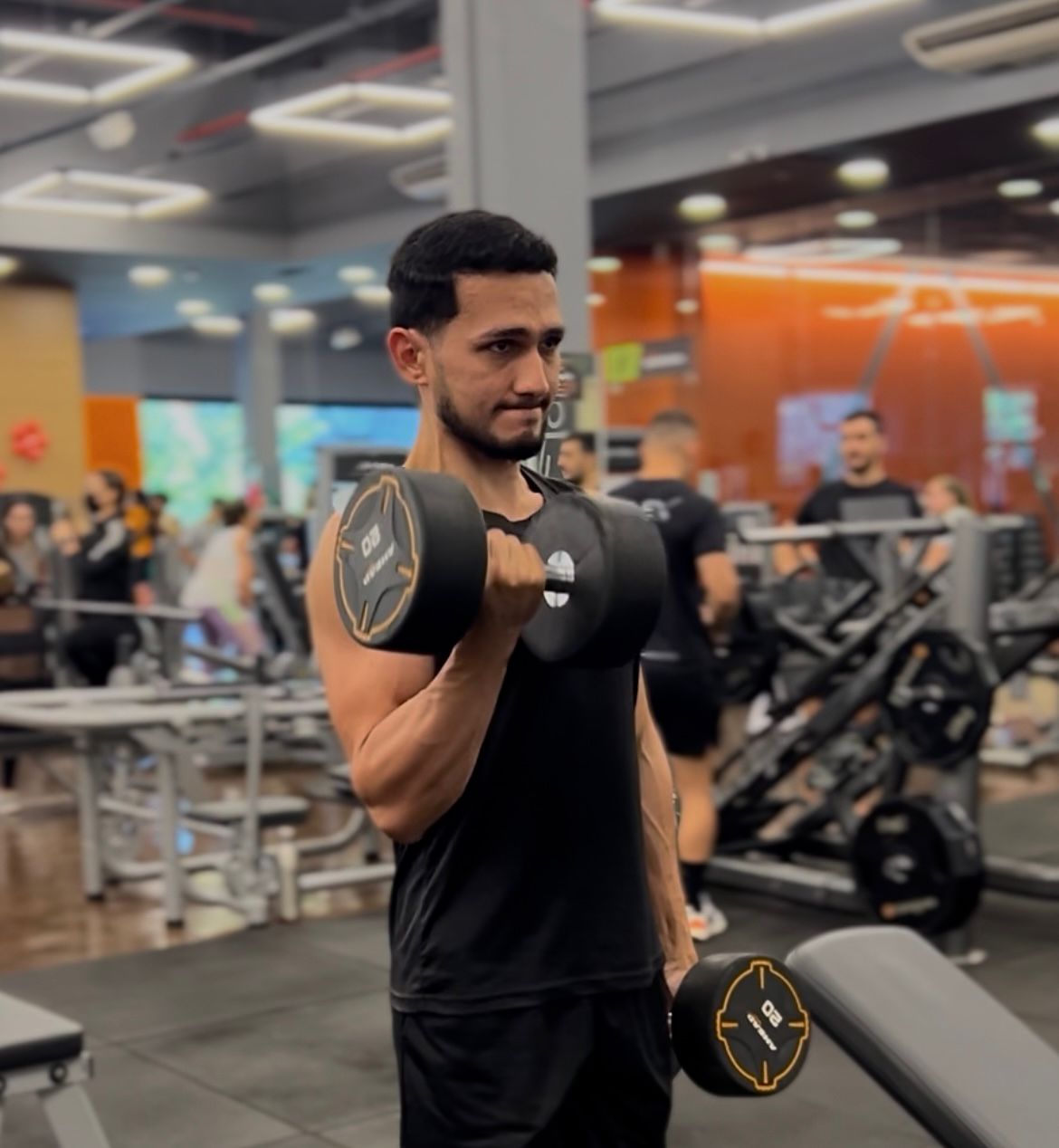 Homem treinando com halteres